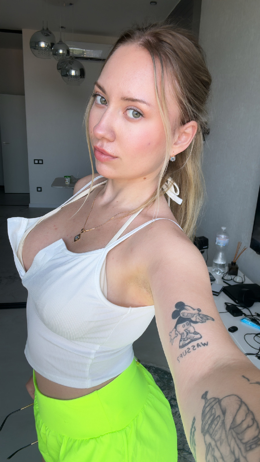 KateV in her underwear in Hangzhou