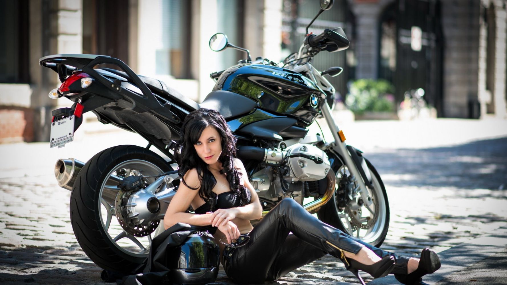 Fresh photos, fresh mood — European women on bikes online in Hangzhou