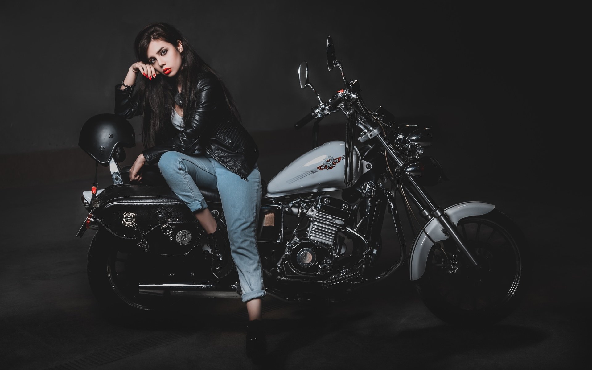 Biker girls: style and drive brings the glow — live moments in Hangzhou