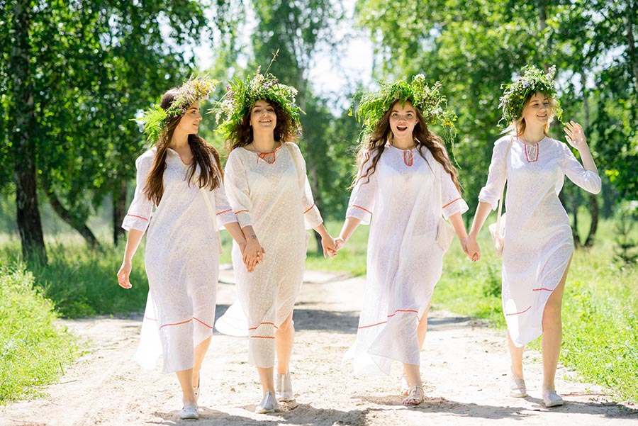 A cozy shot with Slavic girls — straight from Hangzhou