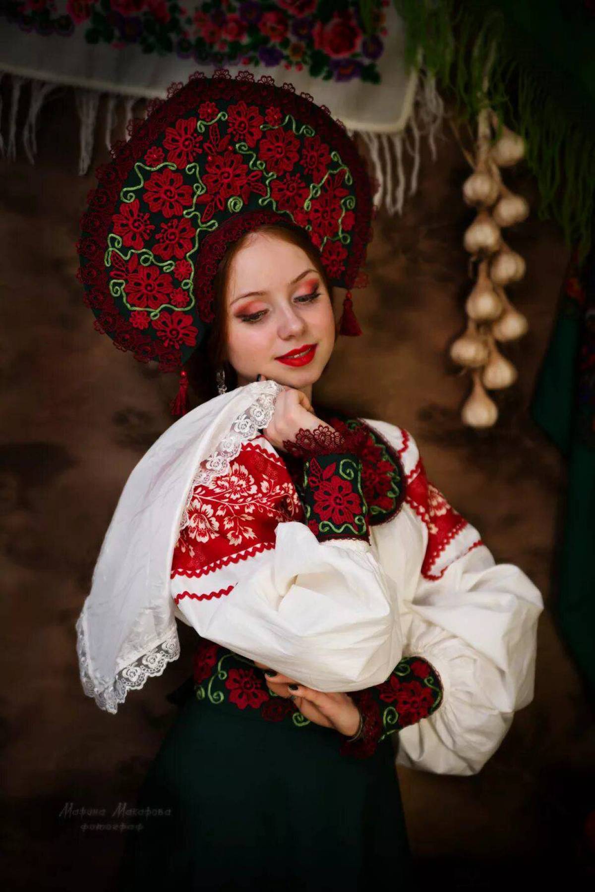 Take a pause and enjoy Women in Slavic costumes — streaming from Hangzhou