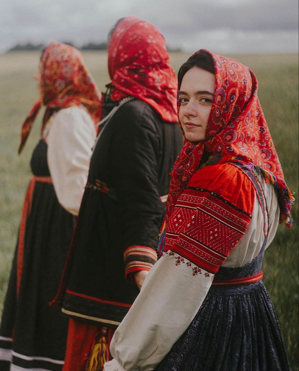Women in Slavic costumes’s look of the day — catch her live in Hangzhou